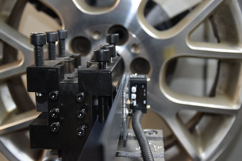 輪轂拉絲機(jī)講述導(dǎo)致輪轂受損的四大原因